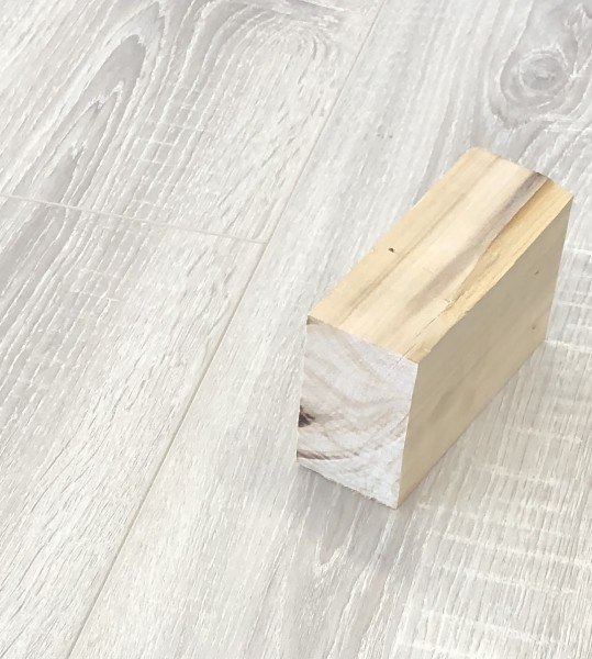 Ламинат Woodstyle Bravo 8/33 4V Дуб Виктория 8х193х1292мм (1,993м2/8шт)